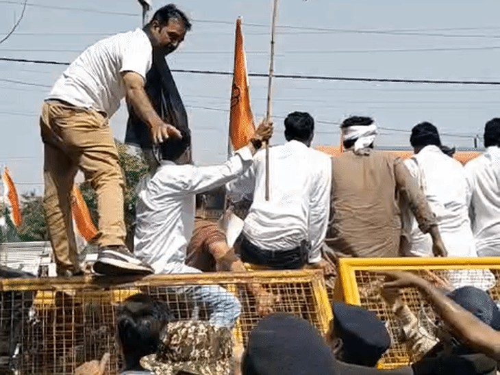 शहर एवं ग्रामीण जिला कांग्रेस कमेटी के संयुक्त नेतृत्व में ग्वालियर कलेक्ट्रेट का घेराव किया गया।