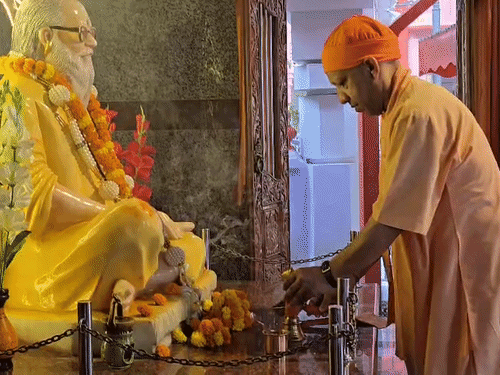 ब्रह्मलीन महंत अवेद्यनाथ की 12वीं पुण्यतिथि के उपलक्ष्य में मुख्यमंत्री योगी आदित्यनाथ ने सुबह उनके समाधि स्थल पर जाकर उनकी विशेष पूजा अर्चना की।