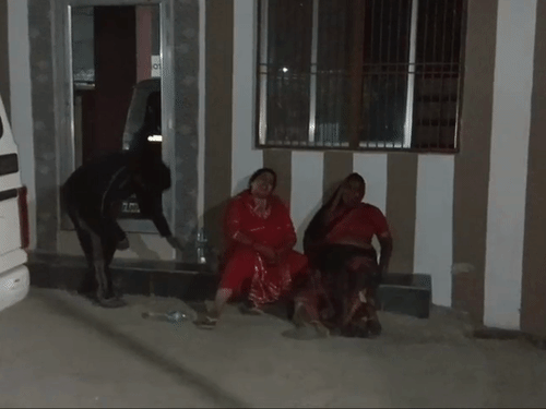 महिला के मायकेवालों का रो-रोकर बुरा हाल है। वो लोग थाने के बाहर ही बैठे रहे।