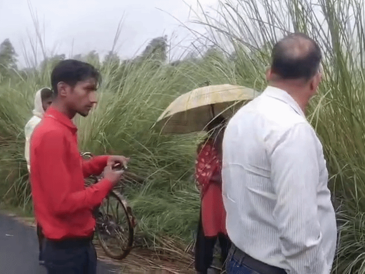 राजस्व विभाग की टीम मौके पर पैमाइश करने गई थी। इसी दौरान लेखपाल ने धमकी दी।