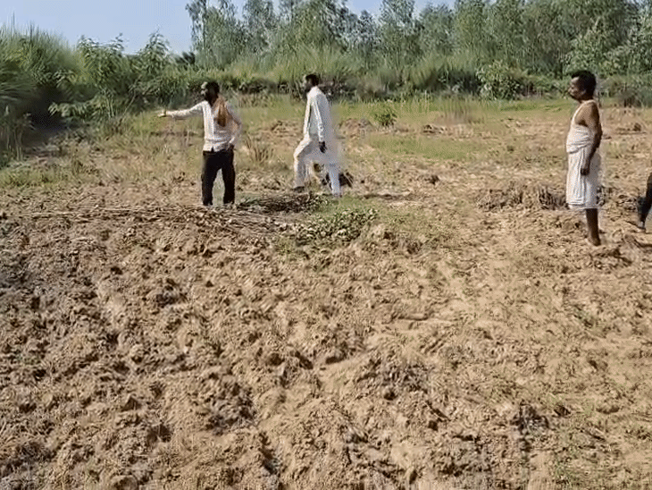 इसी जमीन को लेकर गांव में दो पक्षों में विवाद चल रहा है।