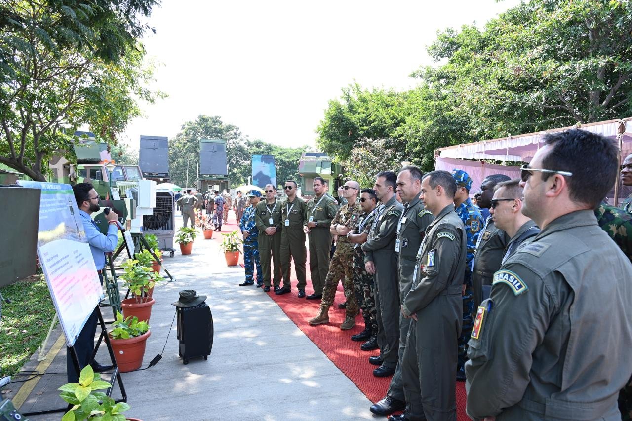 हिंदुस्तान एयरोनॉटिक्स लिमिटेड (HAL) की LCA तेजस डिवीजन में भारत के मित्र देशों से आए प्रतिनिधिमंडल के सदस्य।