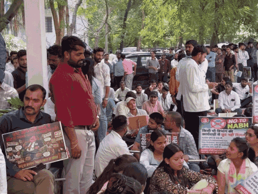 प्राइवेट अस्पताल के स्टाफ ने आयुष्मान योजना के दफ्तर पहुंचकर विरोध प्रदर्शन किया।