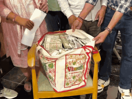 फोटो 26 सितंबर की है, जब एसीबी ने दलाल सज्जन सिंह को रिश्वत लेते पकड़ा था। एसीबी की टीम ने जब्त किए रिश्वत के नोट बैग में भरे थे।