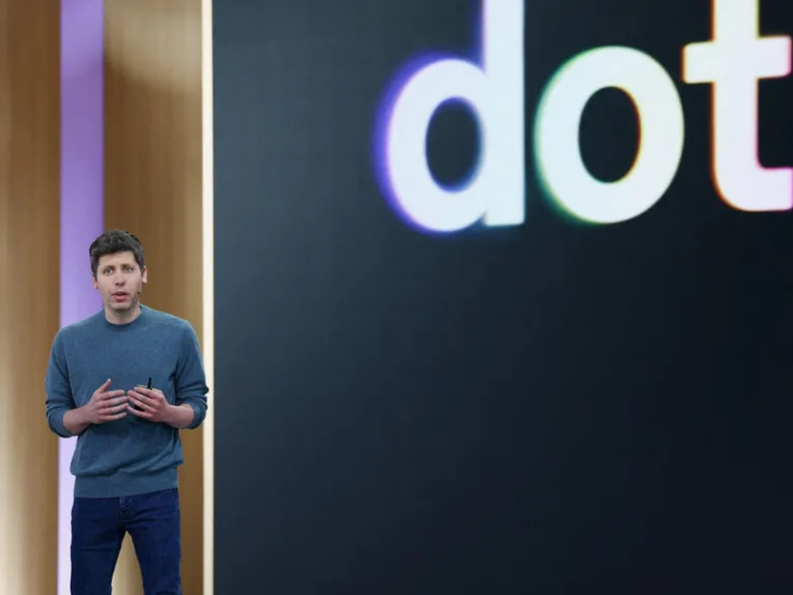 इवेंट में 'Dots' प्रेजेंट करते OpenAI के सीईओ सैम ऑल्टमैन; यह एजेंट यूजर्स के लिए खुद काम कर सकता है।