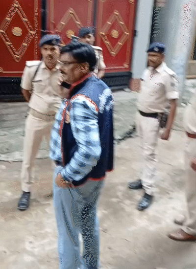 आरा में घर के बाहर मौजूद ईओयू की टीम।