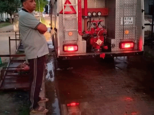 मौके पर पहुंची फायर ब्रिगेड ने 2 घंंटे की मशक्कत से आग पर काबू पाया।