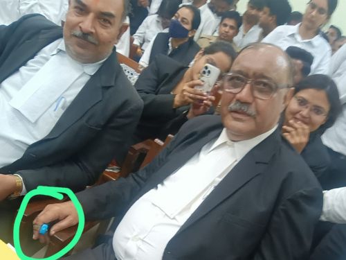 कोर्ट रूम के अंदर सौरभ के वकील ने फिंगर टैली काउंटर पर राम नाम का जप किया।