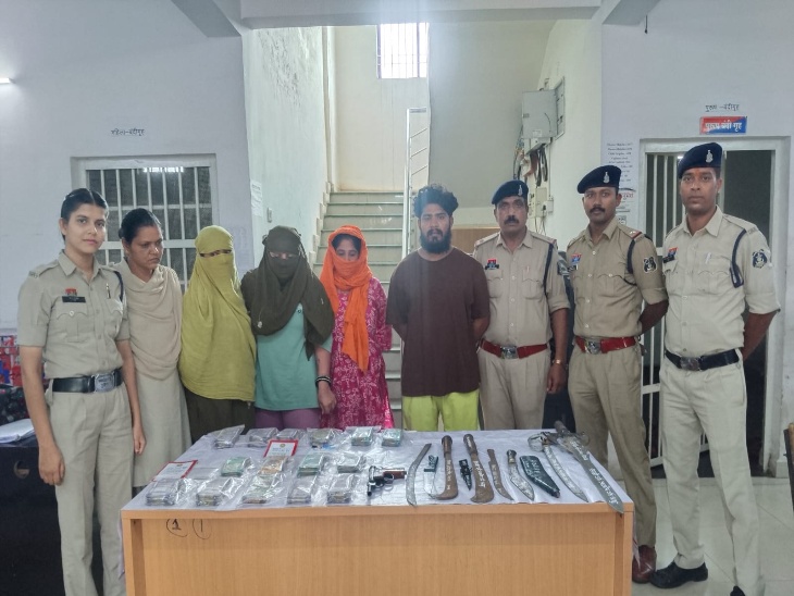 पुलिस ने हथियारों के साथ चार आरोपियों को किया गिरफ्तार।