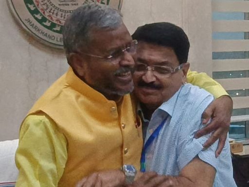 अखिलेश ने अंबानी के करीबी को राज्यसभा का टिकट दिया: धनराज परिमल के पिता NDA समर्थित सांसद, रामगोपाल के साथ नामांकन किया - Uttar Pradesh News 3 महीने पहले झारखंड में जीत के बाद नेता प्रतिपक्ष बाबूलाल मरांडी ने परिमल नाथवानी को गले से लगा लिया था।