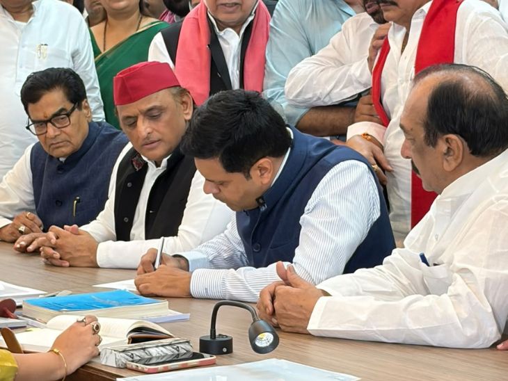 अखिलेश ने अंबानी के करीबी को राज्यसभा का टिकट दिया: धनराज परिमल के पिता NDA समर्थित सांसद, रामगोपाल के साथ नामांकन किया - Uttar Pradesh News धनराज परिमल नथवानी (अखिलेश के बाएं) नामांकन दाखिल करते हुए। इस दौरान अखिलेश उन्हें फॉर्म भरने में मदद करते रहे।