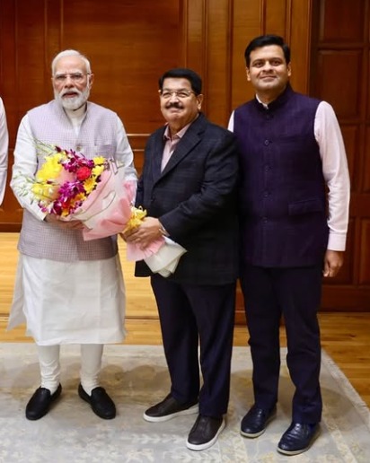 अखिलेश ने अंबानी के करीबी को राज्यसभा का टिकट दिया: धनराज परिमल के पिता NDA समर्थित सांसद, रामगोपाल के साथ नामांकन किया - Uttar Pradesh News पीएम मोदी के साथ धनराज परिमल नथवानी और उनके पिता परिमल नाथवानी। (फाइल फोटो)