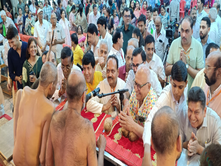धर्मसभा में मुनि पुनीत सागर महाराज ने कहा कि दुखों से छुटकारे के लिए श्रवण और साधना का मार्ग अपनाना चाहिए।