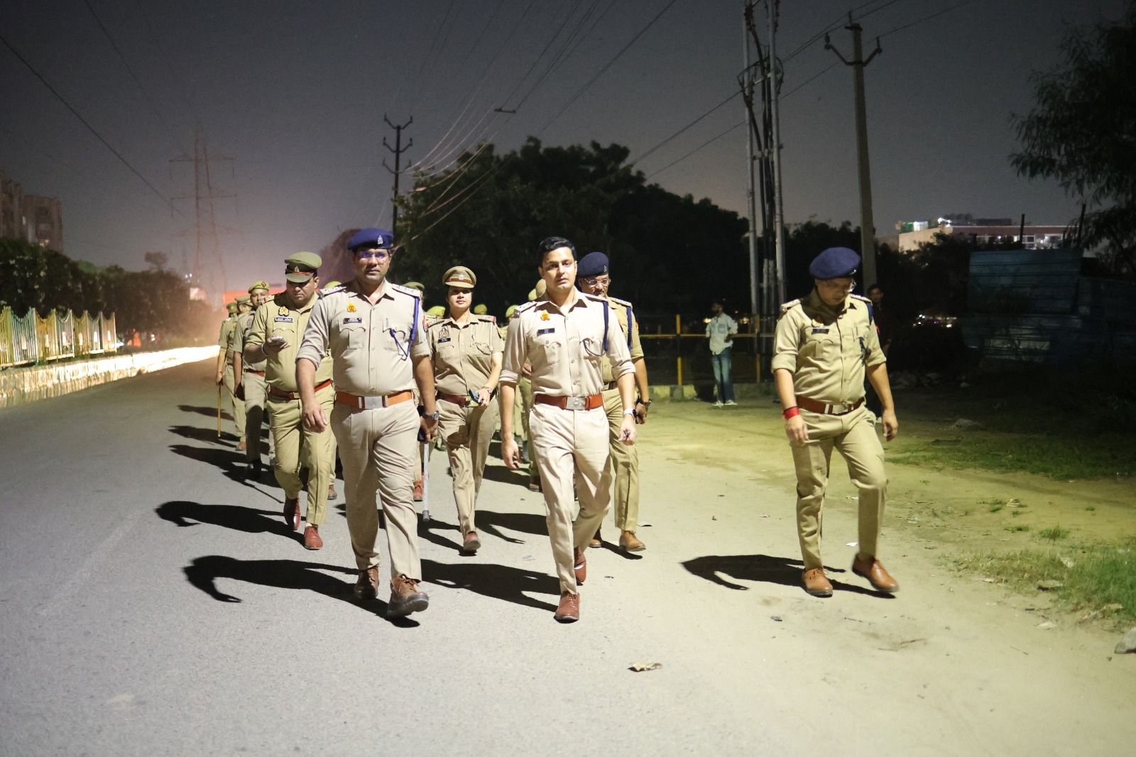 रात में पैदल मार्च करते डीसीपी और एसीपी।