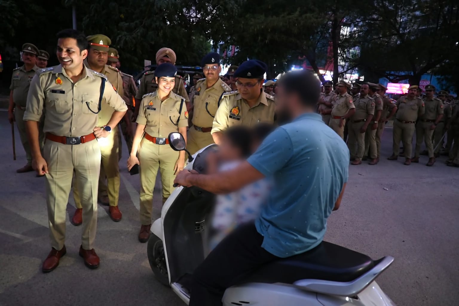छोटे बच्चों को अधिकारियों ने मुस्कराते हुए चॉकलेट भी बांटी।