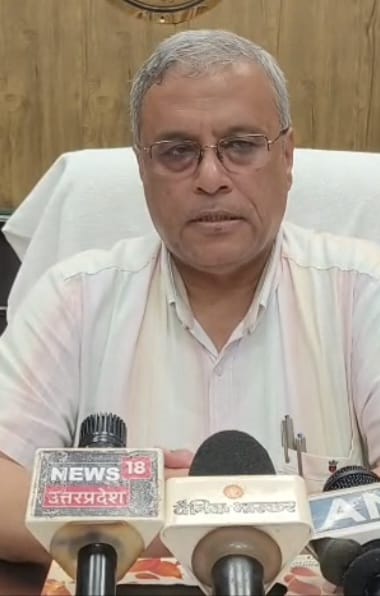 एएमयू प्रॉक्टर प्रो. नवेद खां ने बताया-छात्रों को बार-बार समझाया जा रहा है।
