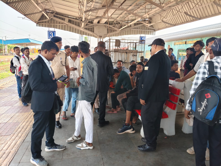अभियान वरिष्ठ मंडल वाणिज्य प्रबंधक डॉ. सुस्कर विपुल विलासराव के निर्देश पर चलाया गया।