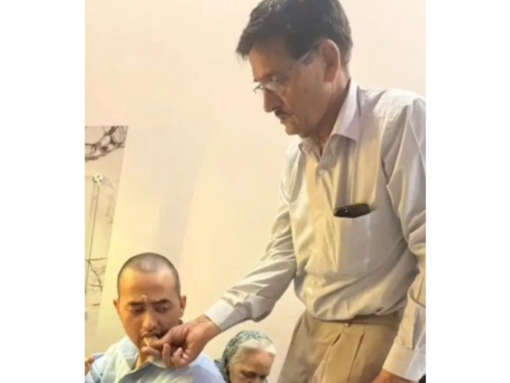 देवराज मलिक ने बेटे आयुष को घर वापसी पर मिठाई खिलाई थी।