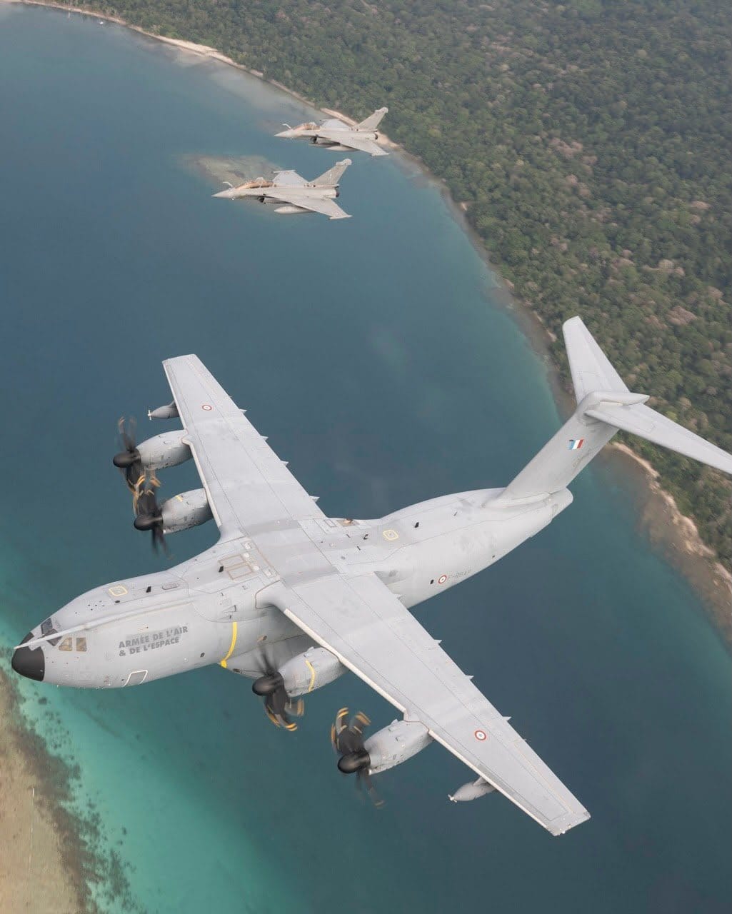 फ्रांस का एयरबस A400 और राफेल विमान।