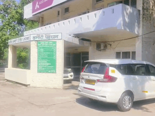 घरौंडा मंडी में मॉर्केट कमेटी कार्यालय के बाहर खड़ी सीबीआई अफसरों की गाड़ी।