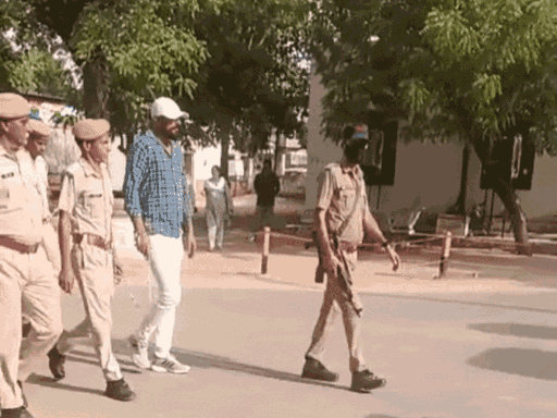 28 सितंबर को आरोपियों को कोर्ट में पेश किा गया। पांच को उम्रकैद की सजा सुनाई गई। पुलिस के साथ शूटर दीपक पहल और पीछे लाल शर्ट में योगेश।