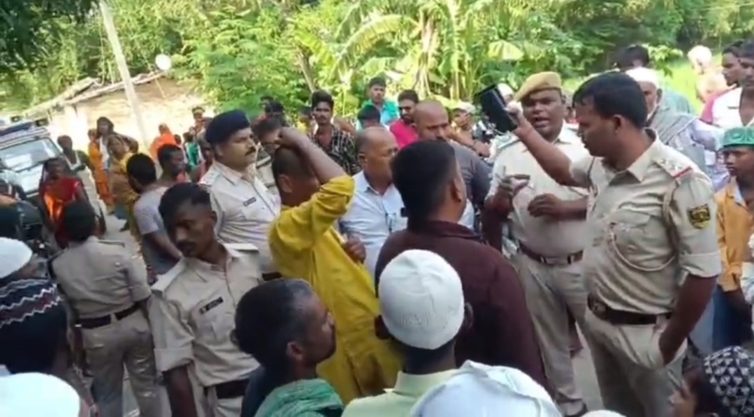 विवाद को समाप्त कराने पहुंची पुलिस।