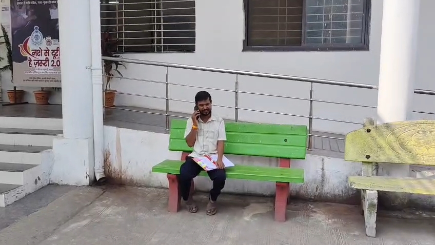 एफआईआर के बाद कोतवाली थाने में कनिष्ठ आपूर्ति अधिकारी अमित साहू ने शिकायत पत्र दिया।