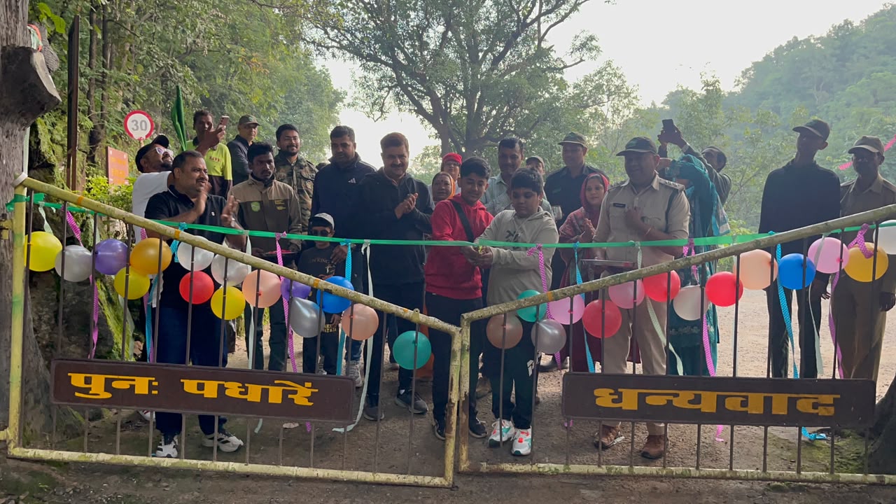 पनारपानी नीमघान गेट पर पर्यटकों से फीता कटवाया गया।