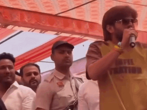 देहरादून में DAV कॉलेज के मंच से 11 अप्रैल को मासूम शर्मा ने गालियां दी थीं।