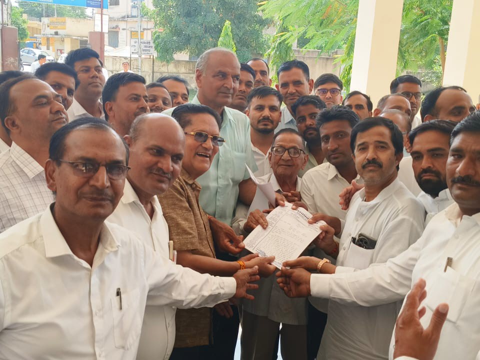 वकीलों ने मुख्यमंत्री के नाम ज्ञापन सौंपकर नीमकाथाना जिला और सीकर संभाग को फिर से बहाल करने की मांग की।