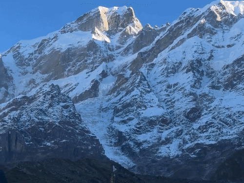 केदारनाथ में एक हफ्ते पहले हुई बर्फबारी अब तक नहीं पिघली है, जिससे ठंड बढ़ रही है।