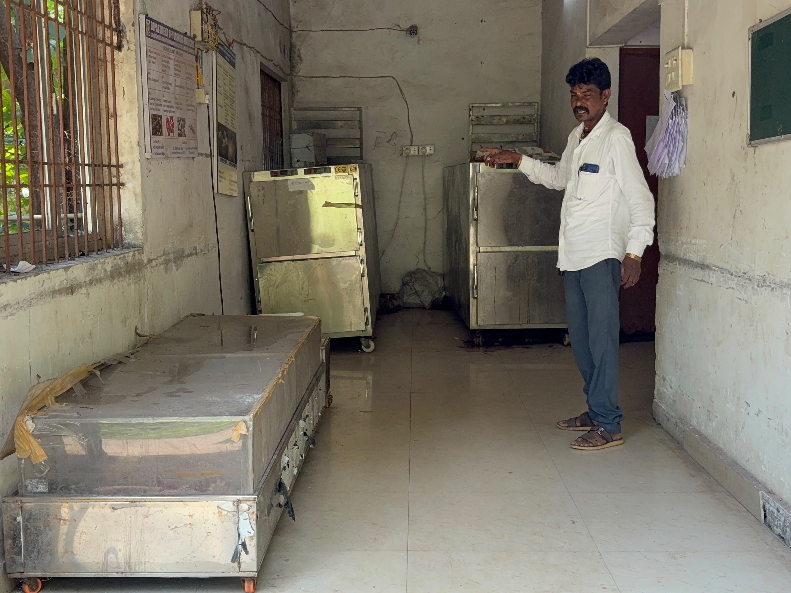 शव जिला अस्पताल की मर्चुरी में