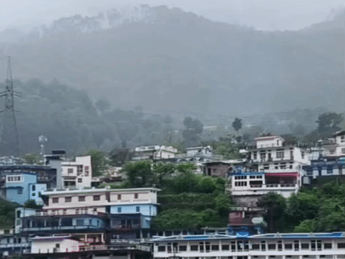 उत्तरकाशी में गुरुवार को दिन भर बादल छाए रहे और बीच-बीच में हल्की बूंदाबादी का मौसम रहा।