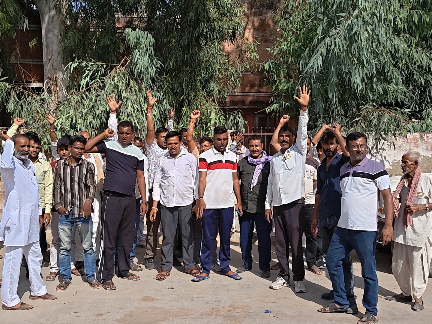 पीहर पक्ष के लोगों ने मोर्चरी के बाहर प्रदर्शन किया।