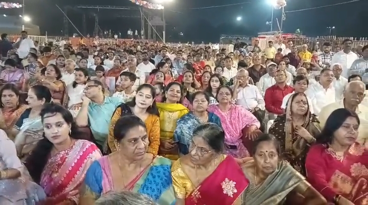 लीला मंचन में बैठे दर्शक