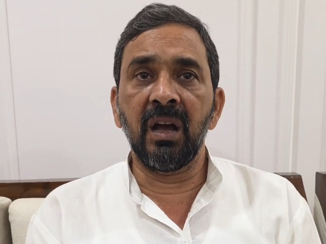 सड़कों पर डामरीकरण को महापौर ने बताया 7 करोड़ का घोटाला, बोले- सीमेंट रोड पर भी चढ़ा दिया डामर। - Dainik Bhaskar