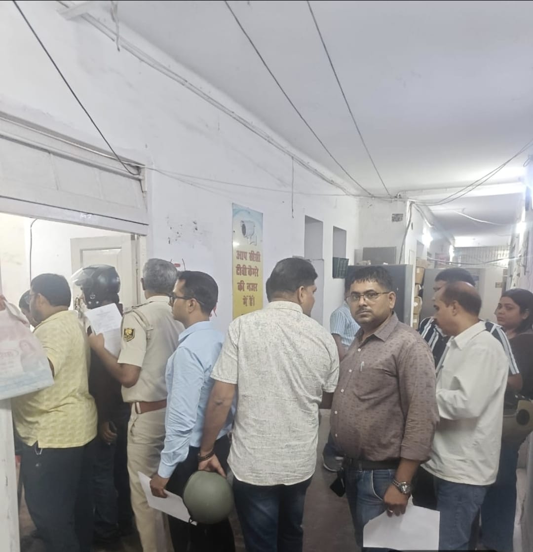 प्रॉपर्टी टैक्स जमा करते लोग।