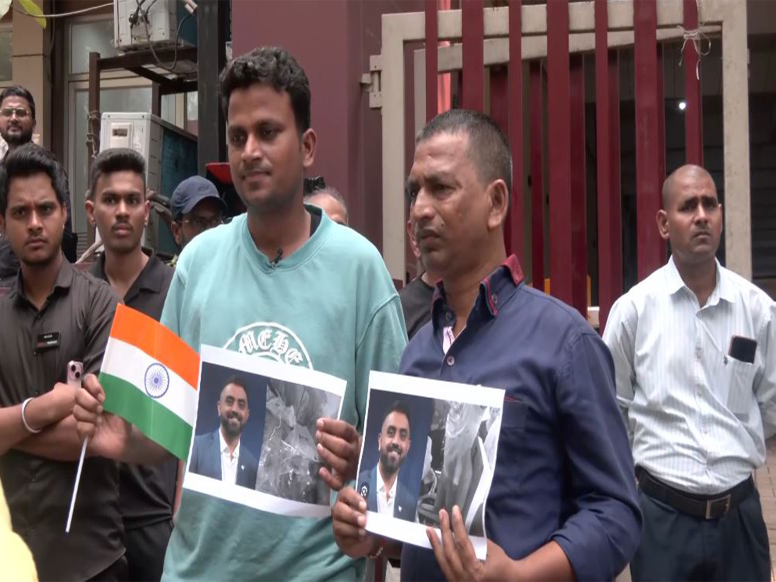 मुंबई में स्मित के घर के बाहर लोग उनकी बहादुरी का जश्न मना रहे हैं।