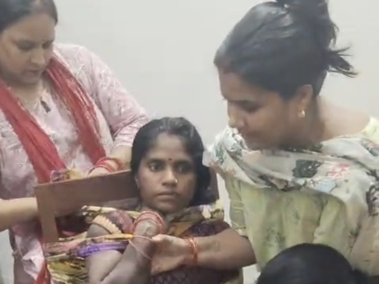 वीडियो में महिला को कुर्सी से 2 महिलाएं बांधी।