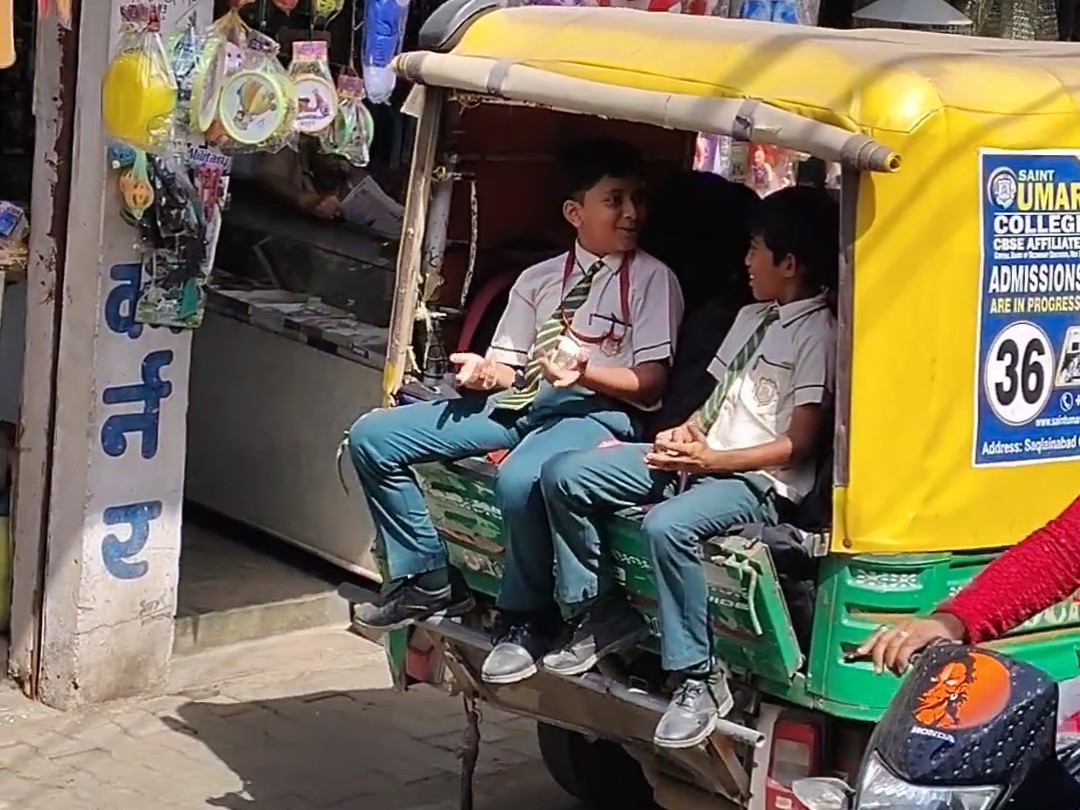 Jhansi School Auto Overloading | Safety Concerns for Students