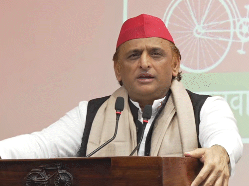 तरुणांना नोकरीऐवजी ई-रिक्षा चालवण्याचे विधान करणारे उपमुख्यमंत्री बृजेश पाठक यांच्यावर अखिलेश यादव यांनी टोला लगावला.
