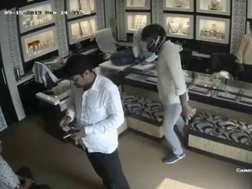 वारदात के दौरान बदमाश योगेश ने ज्वेलर को अपना आईडी कार्ड दिया था। सबसे पहले पुलिस के पास केवल ये ही एक अहम सुराग था।