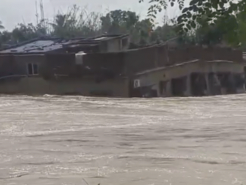 बाढ़ के पानी में गिरता 2 मंजिला मकान।