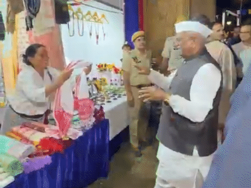 पूर्वोत्तर राज्य कलाकार ने राज्यपाल को दुपट्‌टा भेंट किया।