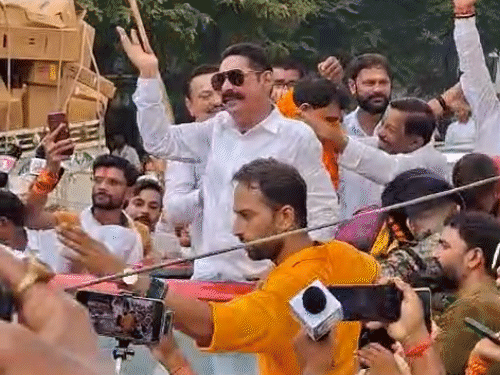 अनंत सिंह ने आज जन सुराज के कैंडिडेट अनुज सिंह के लिए रोड शो किया।