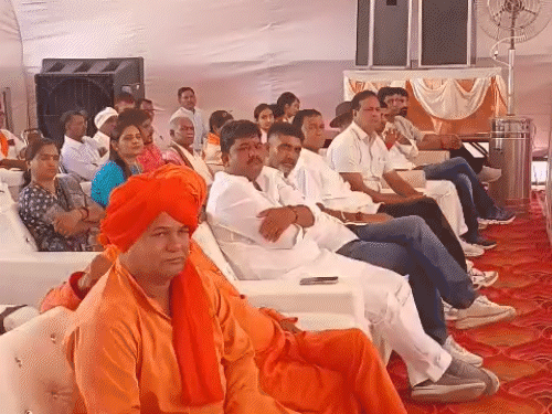 पिपराली गांव में आयोजित चतुर्वेद परायण यज्ञ की पूर्णाहुति कार्यक्रम में कई गणमान्य लोग मौजूद रहे।