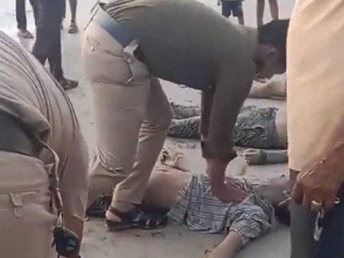 पानी से निकालने के बाद छात्रों को CPR देकर बचाने की कोशिश की गई।