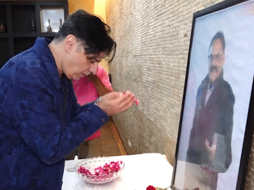 मुश्ताक खान को श्रद्धांजलि देते हुए राहुल रॉय।