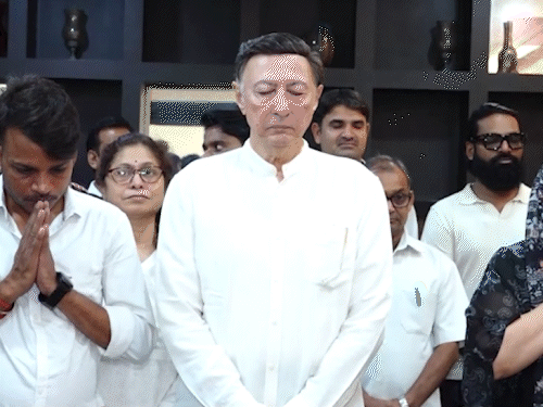 अनंग देसाई भी मुश्ताक खान की प्रेयर मीट में पहुंचे।