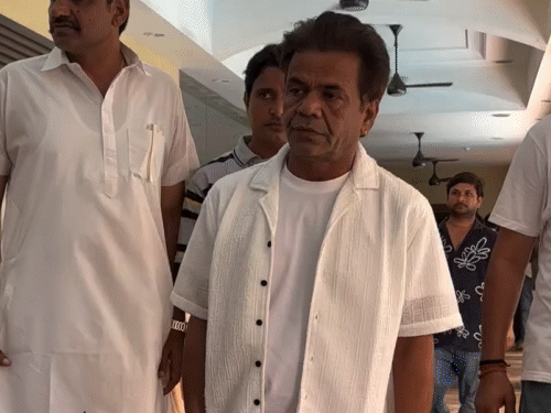वहीं, बाहर फैंस द्वारा सेल्फी की वजह से हुए शोर-शराबे को देखकर राजपाल यादव ही वहां से अपनी कार की तरफ चले गए।